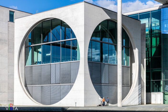 Two men are waiting to do an interview in front of the Marie-Elisabeth-Lüders-Haus in Berlin 1F0A8332_vividvista